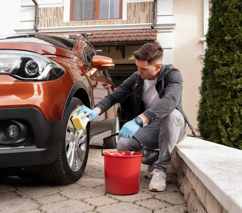Lavage auto à domicile Saint-Germain-d'Esteuil : professionnel intervenant sur un véhicule